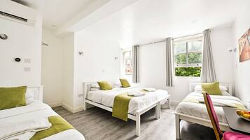 Dört Kişilik Oda, Özel Banyo | Yastık yüzeyli yatak, odada kasa, ütü/ütü masası