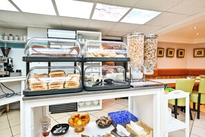 Daily English breakfast (GBP 8.00 per person) - City London Hotel (London)