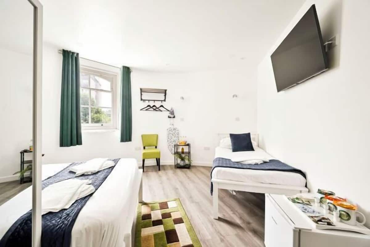 Pillowtop beds, in-room safe, iron/ironing board, free WiFi