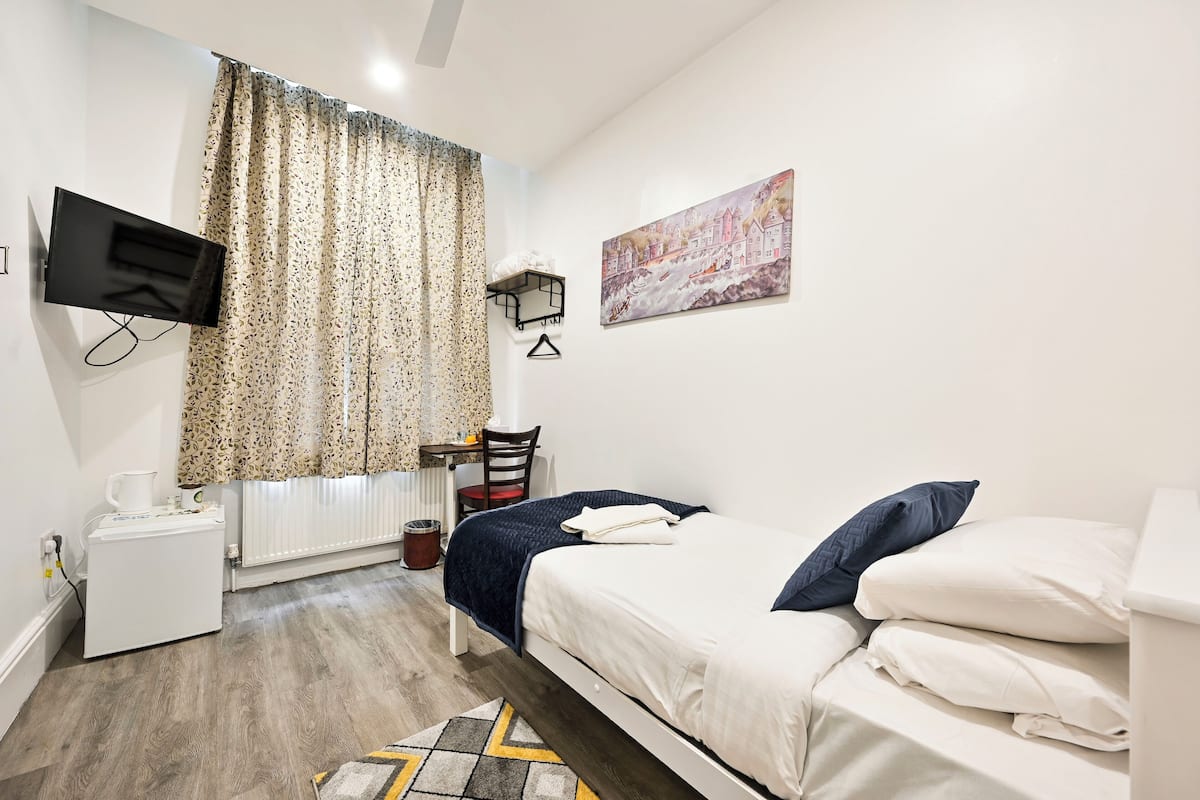 Single Room, Shared Bathroom | Pillow-top beds, in-room safe, iron/ironing board, free WiFi