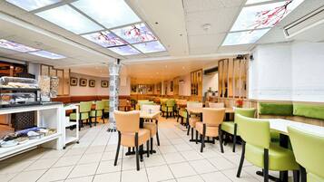 Café da manhã inglês todos os dias (GBP 8.00 por pessoa)