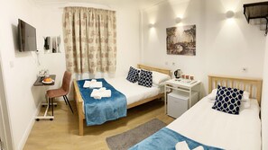 Tilam berlapik, peti besi dalam bilik, seterika/papan seterika 