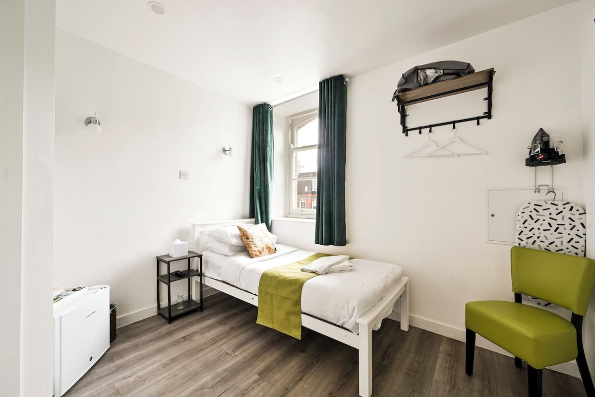 Single Room, Ensuite | Pillow-top beds, in-room safe, iron/ironing board, free WiFi