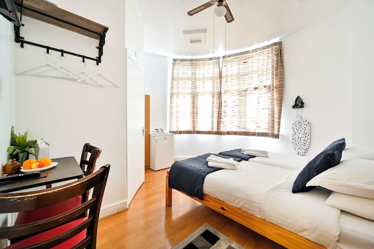 Twin Room, Ensuite | Pillow-top beds, in-room safe, iron/ironing board, free WiFi