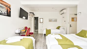 Colchones con pillow-top y caja de seguridad en la habitación