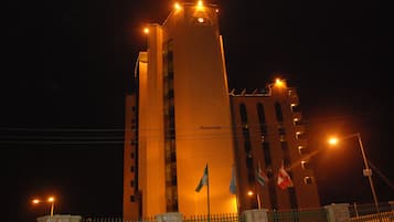 Bagian depan properti - sore/malam