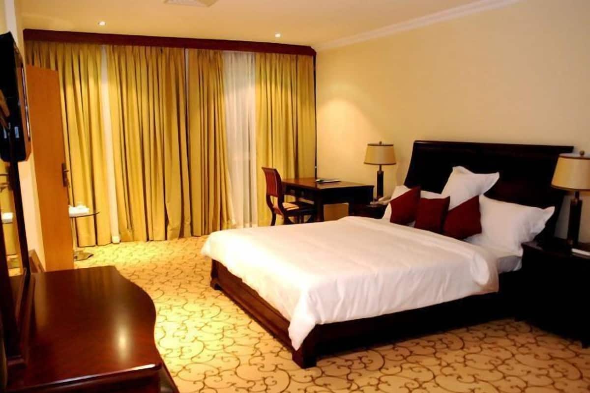 Deluxe | Down duvets, minibar, in-room safe, desk