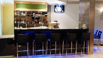 2 barer/lounger och bar vid poolen