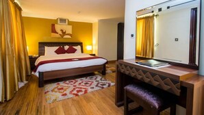 Suite junior | Edredones de plumas, minibar, caja fuerte y escritorio