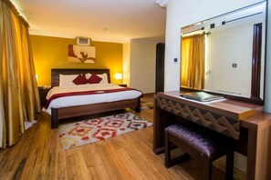 Junior Suite | Down comforters, minibar, in-room safe, desk