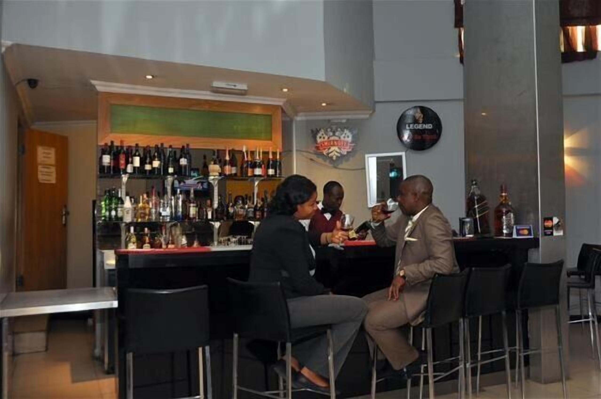 2 barer/lounger, bar ved poolen