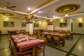 Phục vụ bữa sáng, bữa trưa và bữa tối