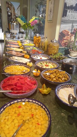 Un buffet proposant divers plats et accompagnements.
