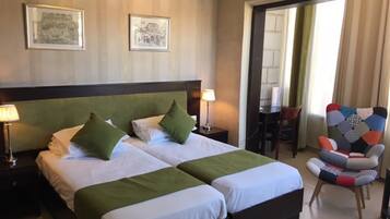 Tomannsrom – deluxe | Safe på rommet, skrivebord, barnesenger (inkludert) og wi-fi (inkludert)