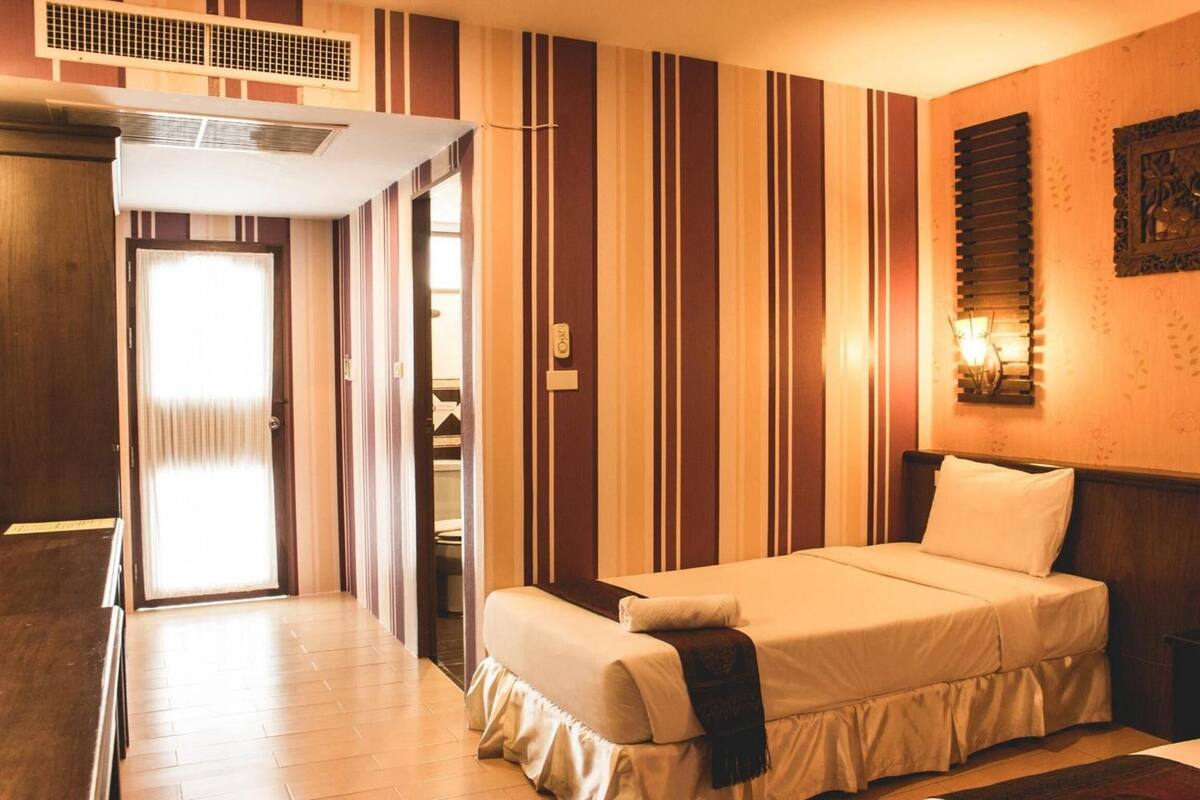 Minibar, in-room safe, WiFi (free)