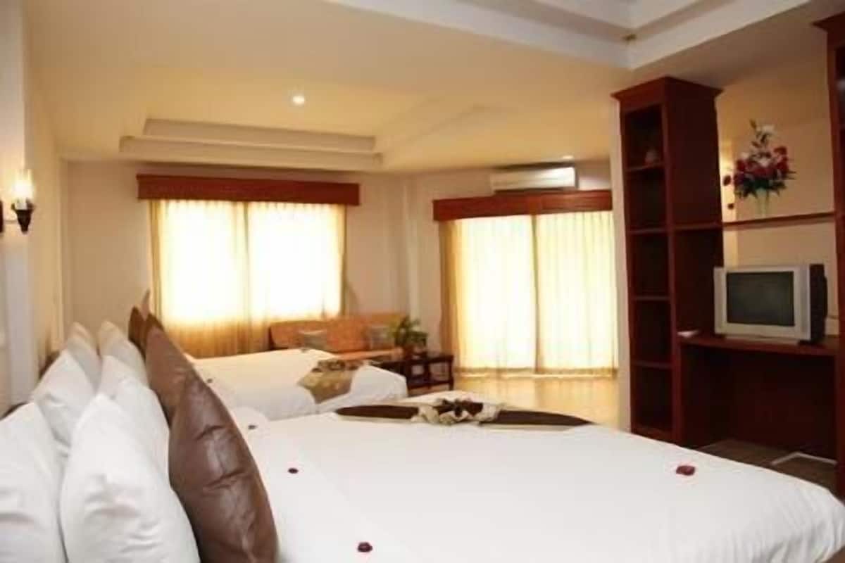 Family Suite | Minibar, in-room safe, free WiFi