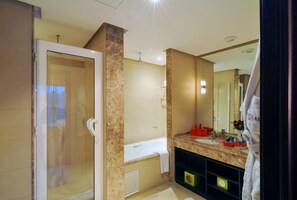 Combined shower/tub, deep soaking tub, free toiletries, hair dryer - Palais Medina Riad Resort (Fes)