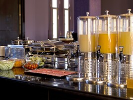 Café da manhã com buffet todos os dias mediante uma taxa