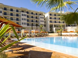 Piscina interna, piscina externa, guarda-sóis, espreguiçadeiras