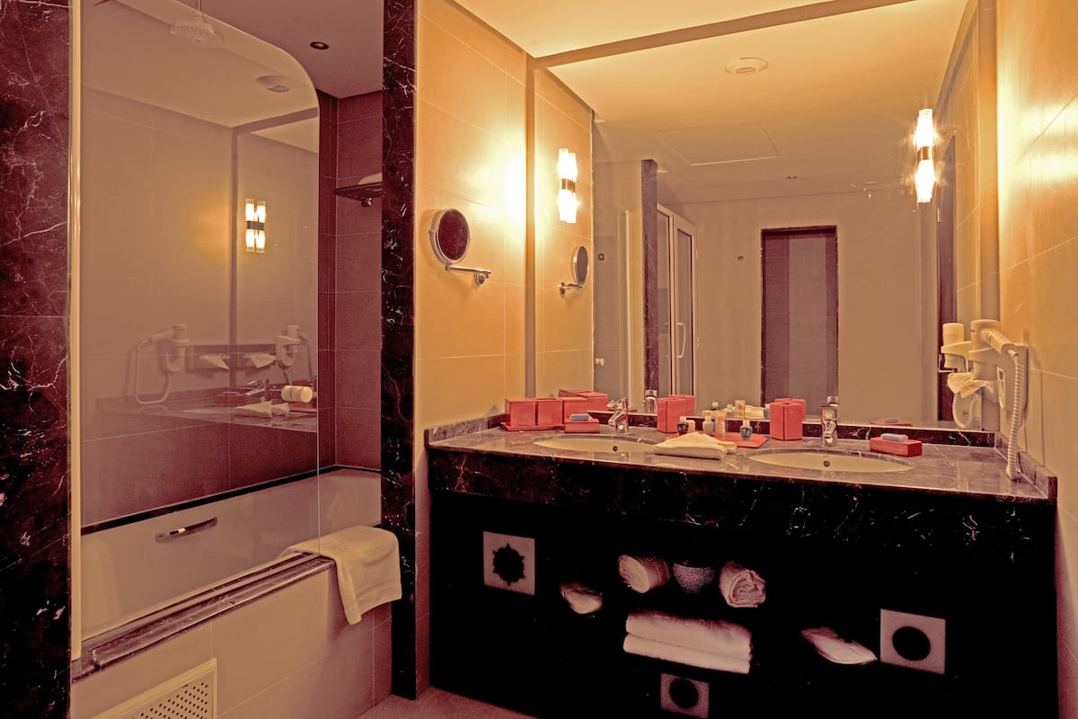 combined shower/bathtub, deep-soaking bathtub, free toiletries