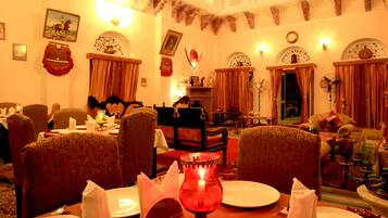 3 restaurants, breakfast served