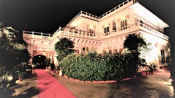 Voorkant accommodatie - avond/nacht