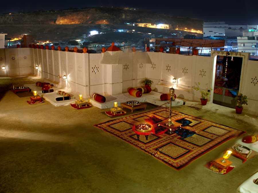 3 restaurants, breakfast served