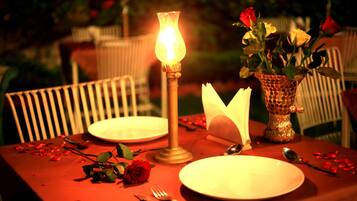 3 restaurants, serveren ontbijt