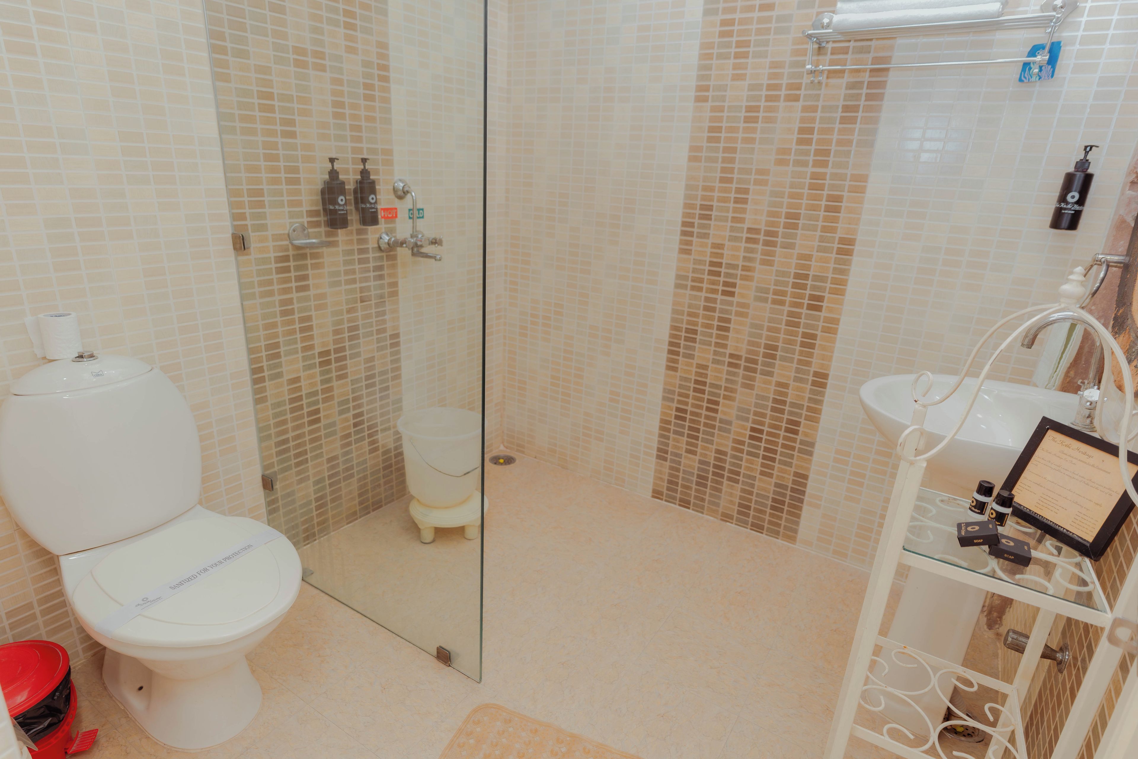 Un baño con inodoro, ducha y lavamanos.