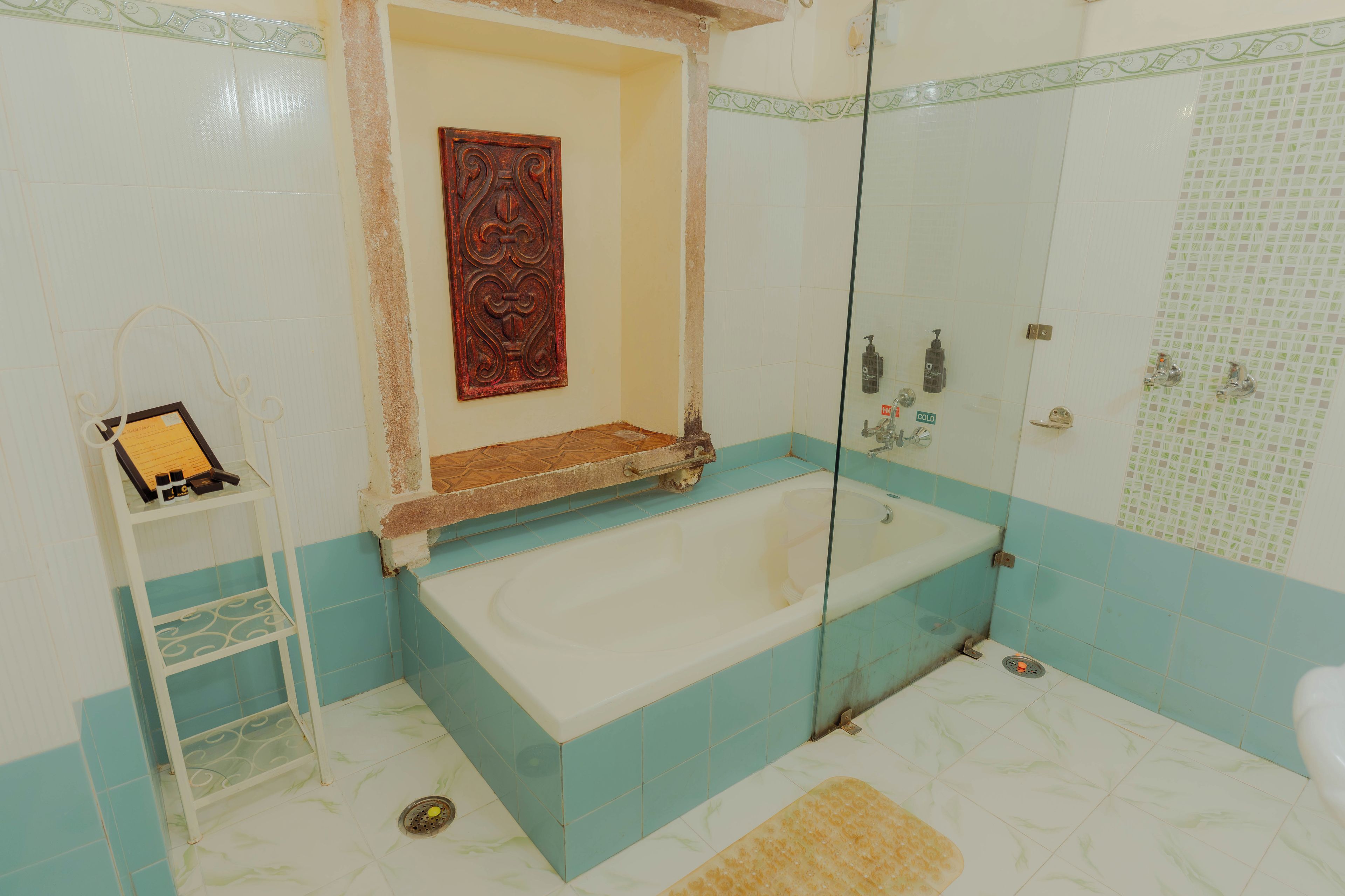Une salle de bain avec une baignoire, une douche et des toilettes.