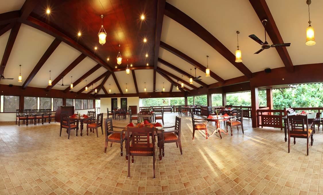 2 restaurants, lunch served