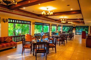 2 间餐厅，供应午餐