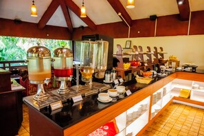 2 restaurants; lunch and dinner served  - Fragrant Nature Backwater Resort & Ayurveda Spa (Kollam)