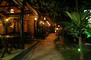Breakfast, lunch and dinner served - Sea Garden Resort - Haad Rin (Ko Pha-ngan)