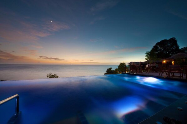 Outdoor pool, pool umbrellas, sun loungers - Sea Garden Resort - Haad Chao Phao (Ko Pha-ngan)