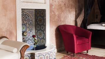 Deluxe suite, privébadkamer | Luxe beddengoed, een kluis op de kamer, individueel gedecoreerd