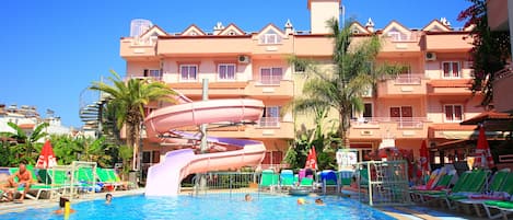 Una piscina al aire libre de temporada, sombrillas, tumbonas