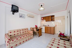 Standaard appartement | Woonkamer | Een 35-cm televisie met kabelzenders