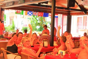 Ze serveren er ontbijt, lunch en diner 