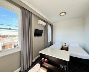 Suíte família (The Sunnyside Suite, Ensuite) | Individualmente mobiliados, escrivaninha, cortinas blackout