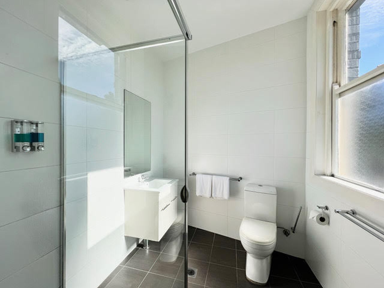 The Sunnyside Suite, Ensuite | Bathroom | Free toiletries, hair dryer, towels