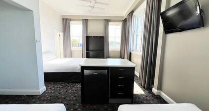 The Sunnyside Tavern, Broadmeadow