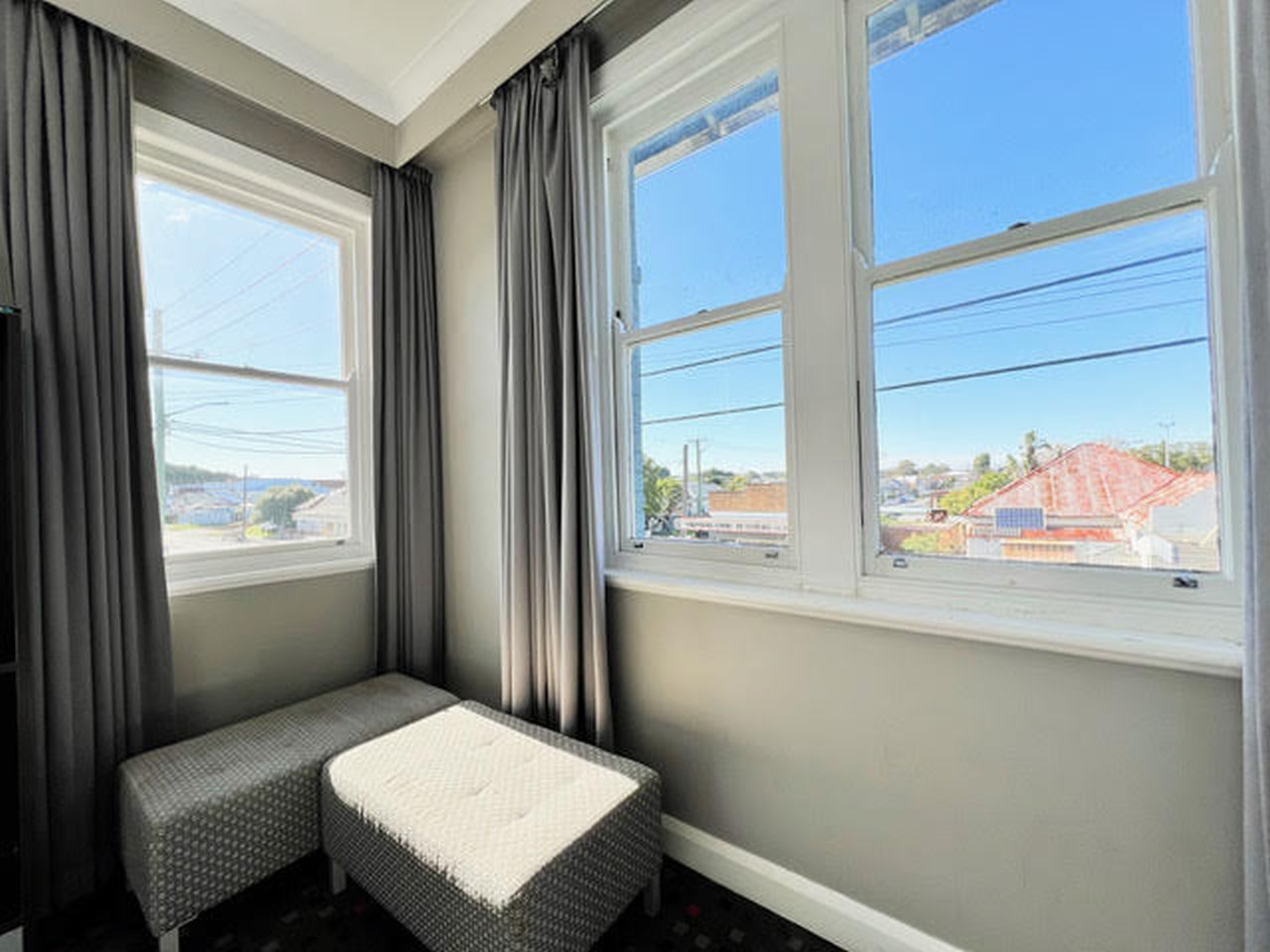 The Sunnyside Suite, Ensuite | Individually furnished, desk, blackout drapes, iron/ironing board