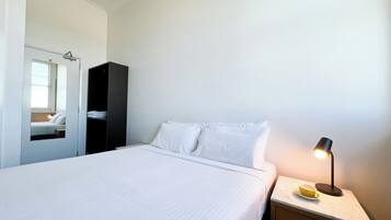 King Room, Ensuite | Individually furnished, desk, blackout curtains, iron/ironing board