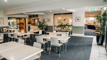 Déjeuner et dßner servis sur place, spécialités Cuisine locale