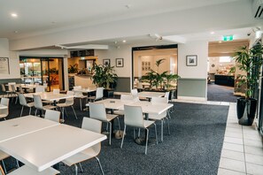 供应午餐和晚餐，地方菜