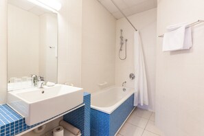 Doppelzimmer | Badezimmer | Badewanne, Handtücher