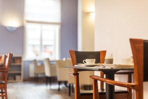 Free daily breakfast 