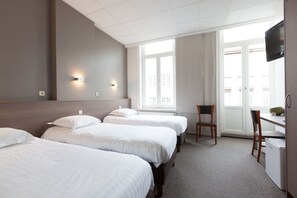 Triple Room | Minibar, in-room safe, cribs/infant beds, rollaway beds - Hotel Loreto (Bruges)