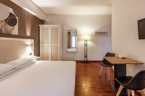 Kamar Double Deluks | Seprai antialergi, minibar, brankas, dan meja kerja